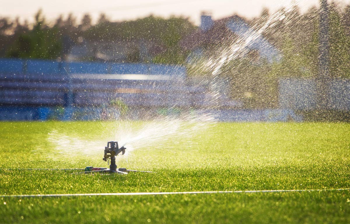 آبیاری چمن ورزشگاه فوتبال